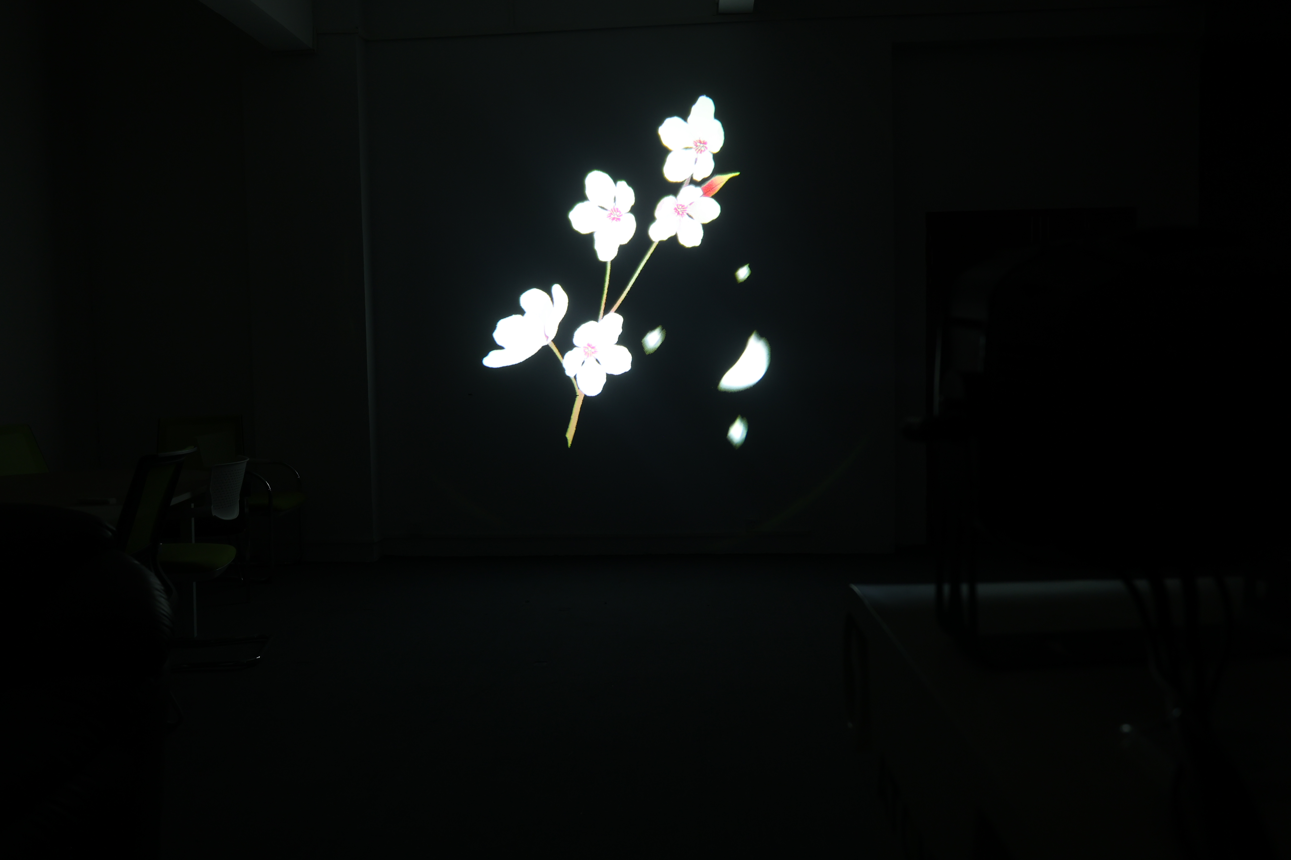 Von der Natur inspirierte Musterprojektion mit stilisierten Blatt- und Blütenformen